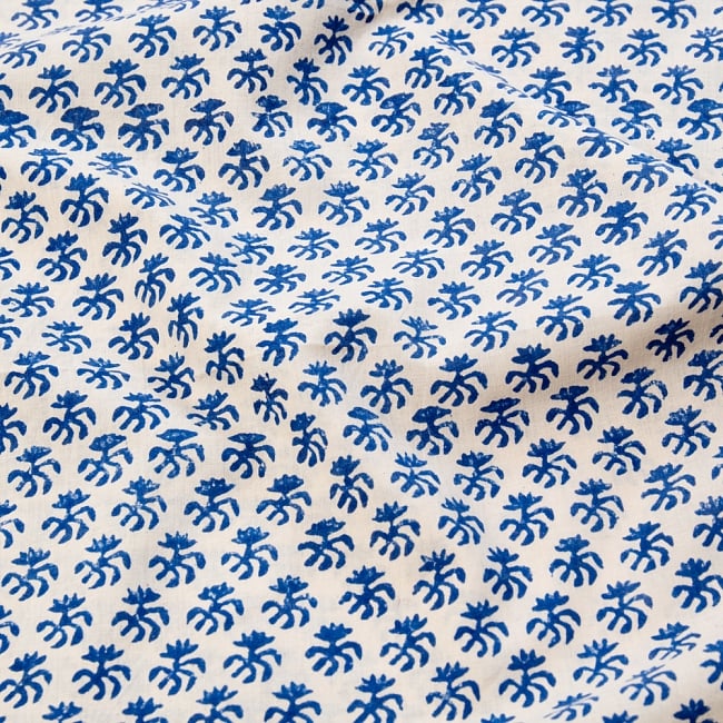 〔1m切り売り〕伝統息づく南インドから　昔ながらの木版染め小花柄布〔113.5cm〕 - 青の写真1枚目です。木版で丁寧にプリント。インドらしい味わいのある布地です。ウッドブロック,木版染め,ボタニカル,唐草模様,切り売り,量り売り布,アジア布 量り売り,手芸,生地