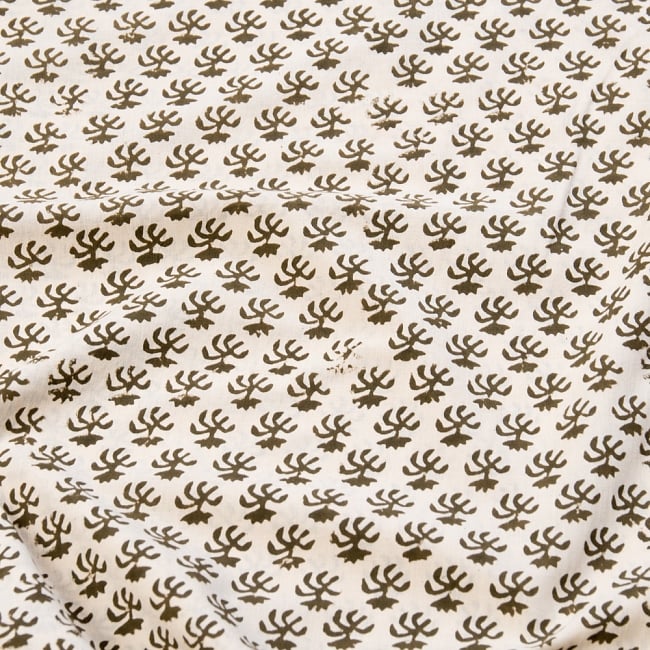 〔1m切り売り〕伝統息づく南インドから　昔ながらの木版染め小花柄布〔111cm〕 - カーキの写真1枚目です。木版で丁寧にプリント。インドらしい味わいのある布地です。ウッドブロック,木版染め,ボタニカル,唐草模様,切り売り,量り売り布,アジア布 量り売り,手芸,生地