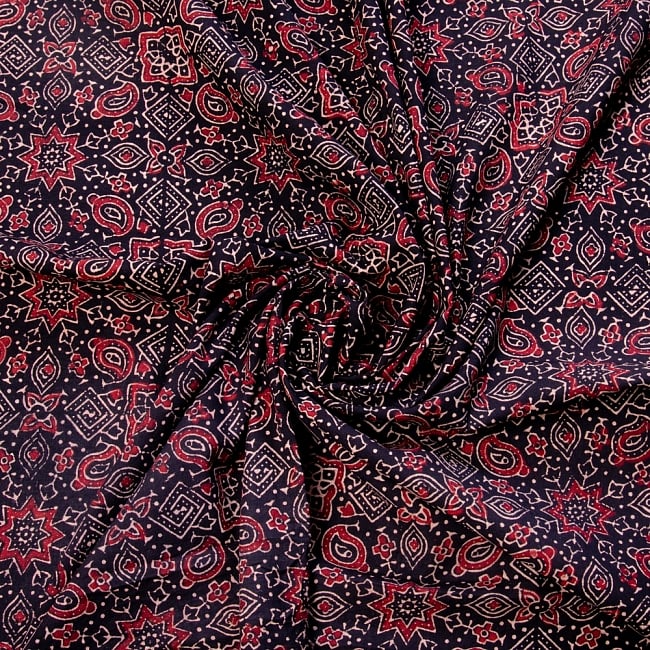〔1m切り売り〕伝統息づくインドから　昔ながらの木版染めアジュラックデザインの伝統模様布〔112cm〕 - ブラック系 3 - 陰影によっても表情が変わります