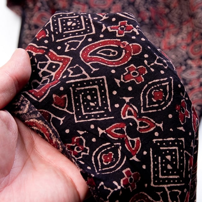〔1m切り売り〕伝統息づくインドから　昔ながらの木版染めアジュラックデザインの伝統模様布〔112cm〕 - ブラック系 5 - 拡大写真です。雰囲気ある、このムラはハンドメイドにしか出せません。