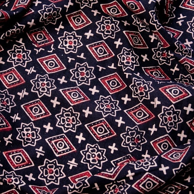 〔1m切り売り〕伝統息づくインドから　昔ながらの木版染め伝統模様布〔113cm〕 - ブラック系 12 - 