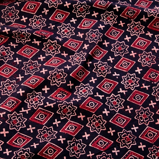 〔1m切り売り〕伝統息づくインドから　昔ながらの木版染め伝統模様布〔113cm〕 - ブラック系 13 - 