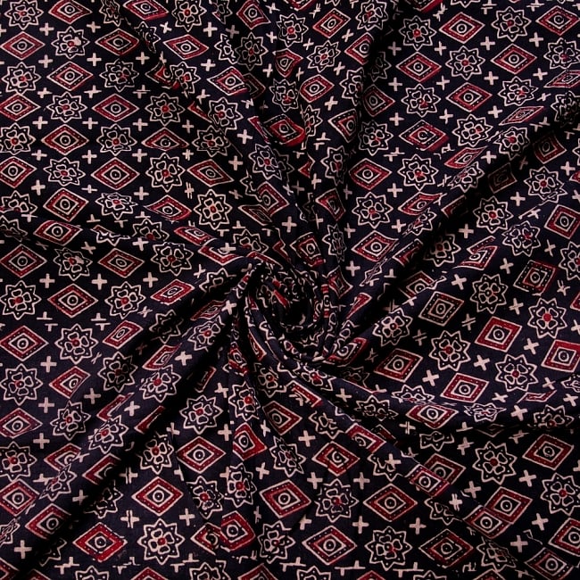 〔1m切り売り〕伝統息づくインドから　昔ながらの木版染め伝統模様布〔113cm〕 - ブラック系 3 - 陰影によっても表情が変わります