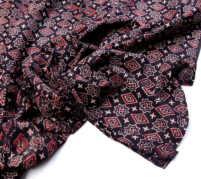 〔1m切り売り〕伝統息づくインドから　昔ながらの木版染め伝統模様布〔113cm〕 - ブラック系 4 - 縁の写真です