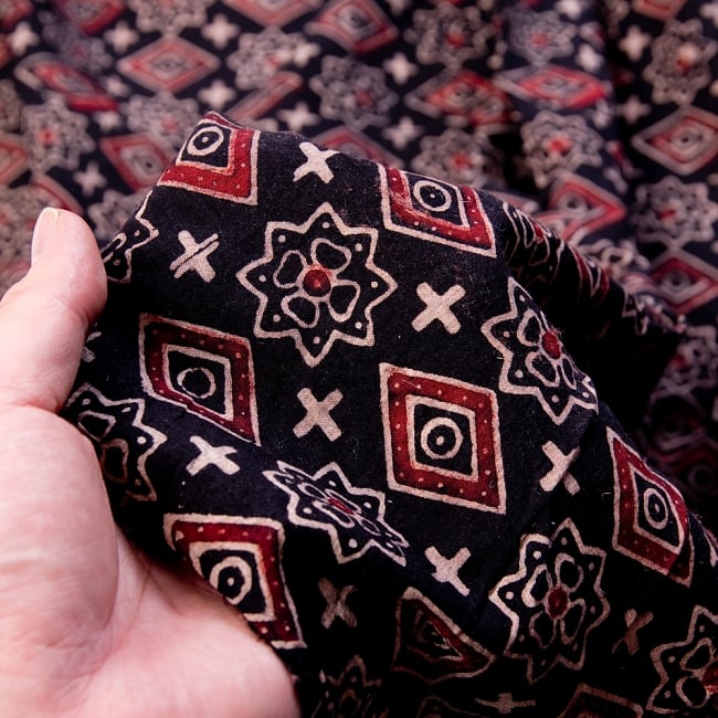 〔1m切り売り〕伝統息づくインドから　昔ながらの木版染め伝統模様布〔113cm〕 - ブラック系 5 - 拡大写真です。雰囲気ある、このムラはハンドメイドにしか出せません。