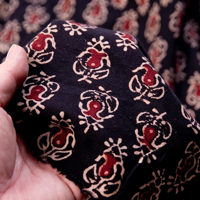〔1m切り売り〕伝統息づくインドから　昔ながらの木版染め小花柄布〔118cm〕 - ブラック系 5 - 拡大写真です。雰囲気ある、このムラはハンドメイドにしか出せません。