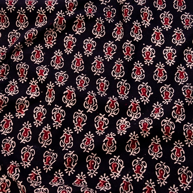 〔1m切り売り〕伝統息づくインドから　昔ながらの木版染め小花柄布〔118cm〕 - ブラック系の写真1枚目です。木版で丁寧にプリント。インドらしい味わいのある布地です。ウッドブロック,木版染め,ボタニカル,唐草模様,切り売り,量り売り布,アジア布 量り売り,手芸,生地