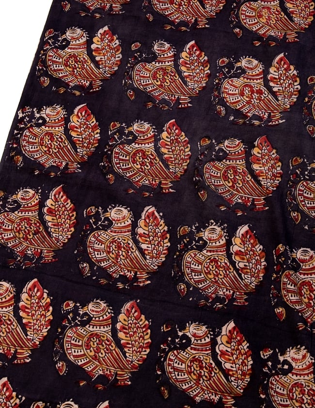 〔1m切り売り〕伝統息づくインドから　昔ながらの木版染めピーコック柄布〔112cm〕 - ブラック系 2 - とても素敵な雰囲気です