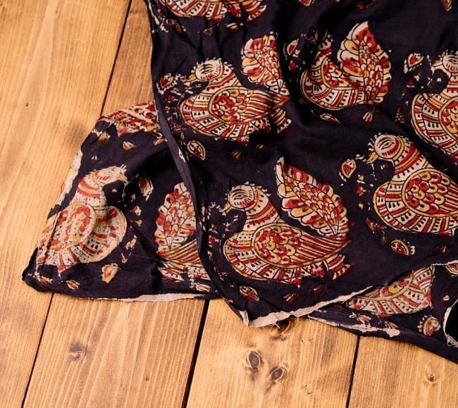 〔1m切り売り〕伝統息づくインドから　昔ながらの木版染めピーコック柄布〔112cm〕 - ブラック系 4 - 縁の写真です