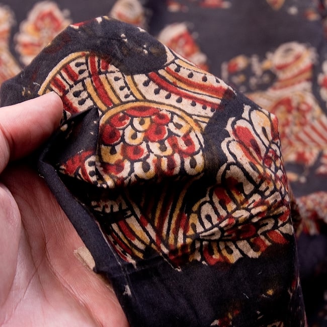 〔1m切り売り〕伝統息づくインドから　昔ながらの木版染めピーコック柄布〔112cm〕 - ブラック系 5 - 拡大写真です。雰囲気ある、このムラはハンドメイドにしか出せません。