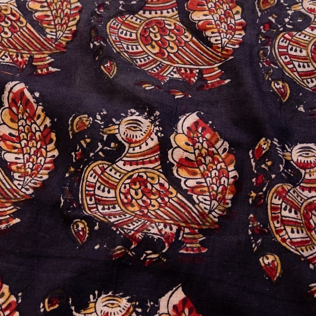 〔1m切り売り〕伝統息づくインドから　昔ながらの木版染めピーコック柄布〔112cm〕 - ブラック系の写真1枚目です。木版で丁寧にプリント。インドらしい味わいのある布地です。ウッドブロック,木版染め,ボタニカル,唐草模様,切り売り,量り売り布,アジア布 量り売り,手芸,生地