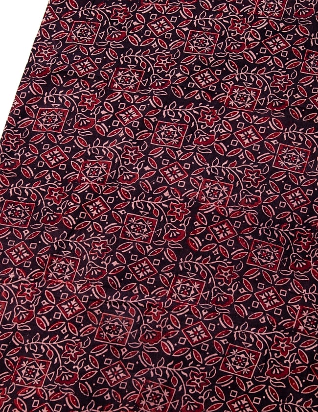〔1m切り売り〕伝統息づくインドから　昔ながらの木版染め更紗模様布〔117cm〕 - ブラック系 2 - とても素敵な雰囲気です