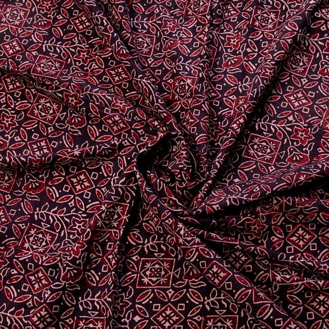 〔1m切り売り〕伝統息づくインドから　昔ながらの木版染め更紗模様布〔117cm〕 - ブラック系 3 - 陰影によっても表情が変わります