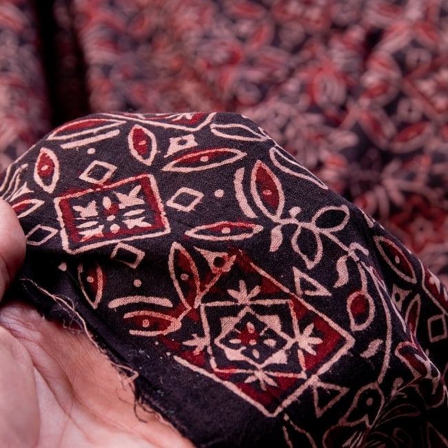 〔1m切り売り〕伝統息づくインドから　昔ながらの木版染め更紗模様布〔117cm〕 - ブラック系 5 - 拡大写真です。雰囲気ある、このムラはハンドメイドにしか出せません。