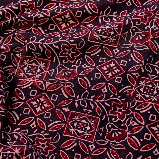 〔1m切り売り〕伝統息づくインドから　昔ながらの木版染め更紗模様布〔117cm〕 - ブラック系の写真1枚目です。木版で丁寧にプリント。インドらしい味わいのある布地です。ウッドブロック,木版染め,ボタニカル,唐草模様,切り売り,量り売り布,アジア布 量り売り,手芸,生地
