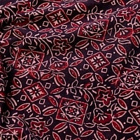 〔1m切り売り〕伝統息づくインドから　昔ながらの木版染め更紗模様布〔117cm〕 - ブラック系の商品写真