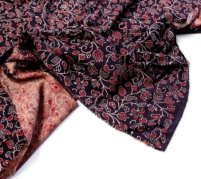 〔1m切り売り〕伝統息づくインドから　昔ながらの木版染め更紗模様布〔118cm〕 - ブラック系 4 - 縁の写真です