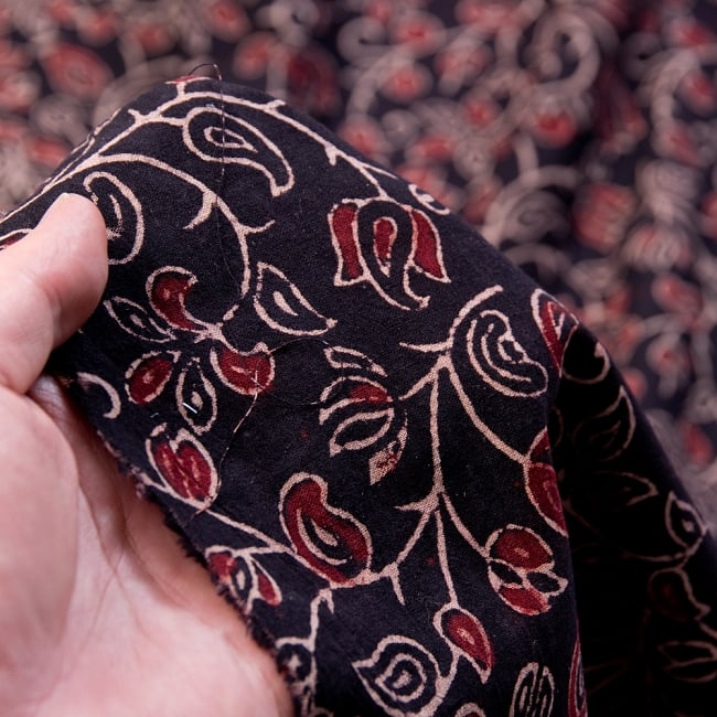 〔1m切り売り〕伝統息づくインドから　昔ながらの木版染め更紗模様布〔118cm〕 - ブラック系 5 - 拡大写真です。雰囲気ある、このムラはハンドメイドにしか出せません。