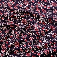 〔1m切り売り〕伝統息づくインドから　昔ながらの木版染め更紗模様布〔118cm〕 - ブラック系の商品写真