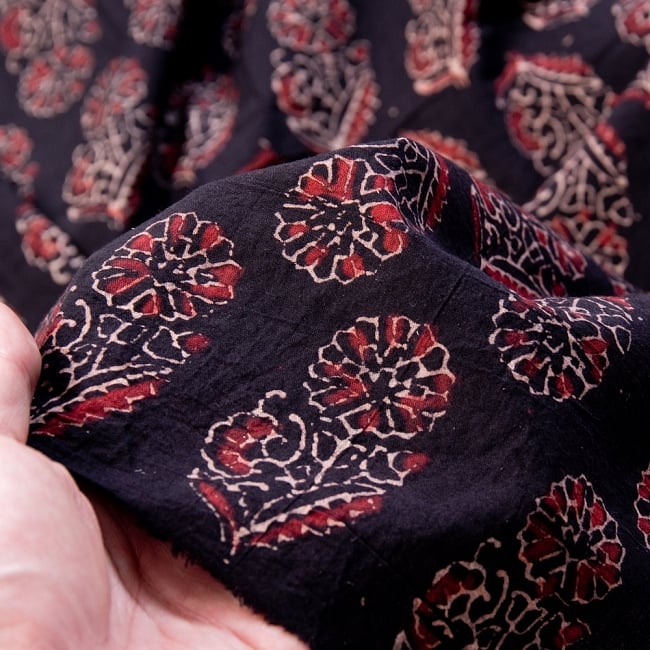 〔1m切り売り〕伝統息づくインドから　昔ながらの木版染め小花柄布〔112cm〕 - ブラック系 5 - 拡大写真です。雰囲気ある、このムラはハンドメイドにしか出せません。
