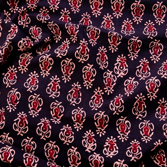 〔1m切り売り〕伝統息づくインドから　昔ながらの木版染め小花柄布〔118cm〕 - ブラック系の写真1枚目です。木版で丁寧にプリント。インドらしい味わいのある布地です。ウッドブロック,木版染め,ボタニカル,唐草模様,切り売り,量り売り布,アジア布 量り売り,手芸,生地
