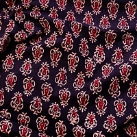 〔1m切り売り〕伝統息づくインドから　昔ながらの木版染め小花柄布〔118cm〕 - ブラック系の商品写真
