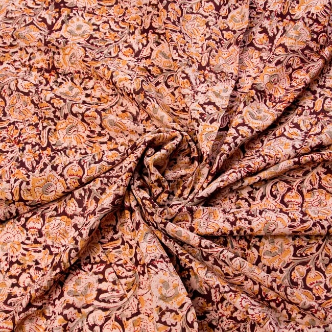 〔1m切り売り〕伝統息づく南インドから　昔ながらの木版染め更紗模様布〔111cm〕 - ブラウン系 3 - 陰影によっても表情が変わります