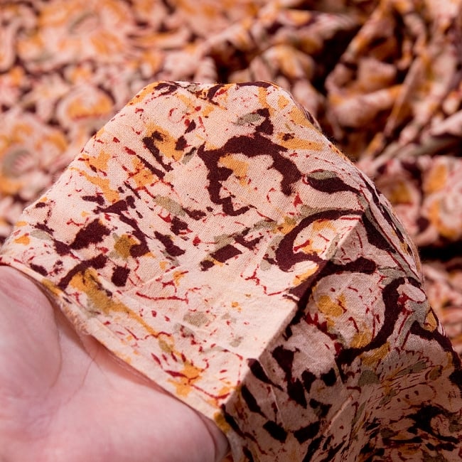 〔1m単位切り売り〕伝統息づく南インドから　昔ながらの木版染め更紗模様布〔111cm〕 - ブラウン系 5 - 拡大写真です。雰囲気ある、このムラはハンドメイドにしか出せません。