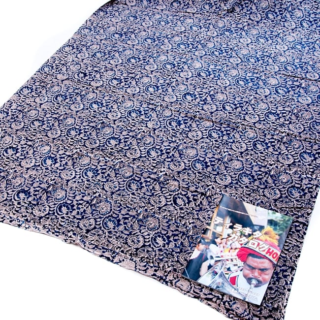 〔1m切り売り〕伝統息づく南インドから　昔ながらの木版染め更紗模様布〔111cm〕 - ブラウン系 8 - ご覧の通り、どちらも横幅100cm以上ある大きな布なので、たっぷり使えます。
