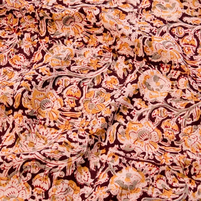 〔1m切り売り〕伝統息づく南インドから　昔ながらの木版染め更紗模様布〔111cm〕 - ブラウン系の写真1枚目です。木版で丁寧にプリント。インドらしい味わいのある布地です。ウッドブロック,木版染め,ボタニカル,唐草模様,切り売り,量り売り布,アジア布 量り売り,手芸,生地