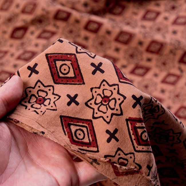 〔1m切り売り〕伝統息づく南インドから　昔ながらの木版染め伝統模様布〔113cm〕 - ブラウン系 5 - 拡大写真です。雰囲気ある、このムラはハンドメイドにしか出せません。
