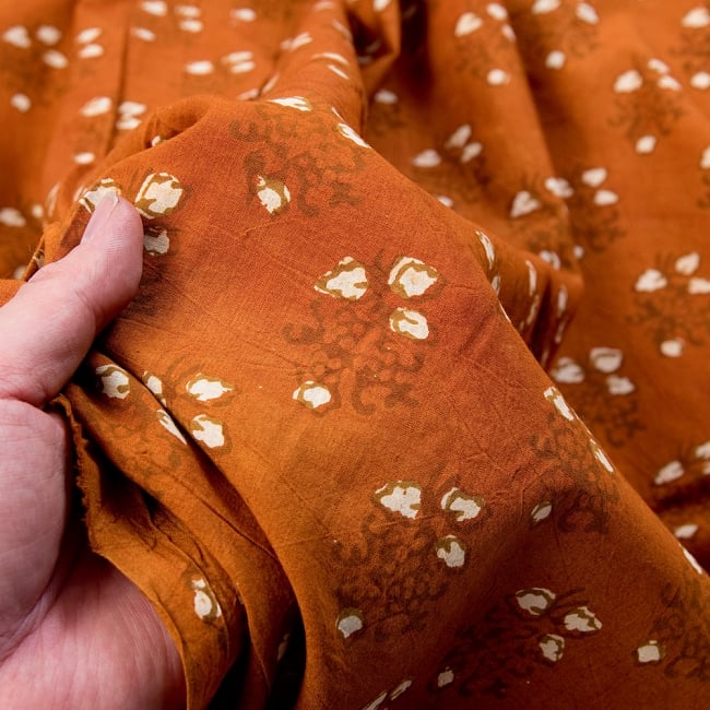 〔1m切り売り〕伝統息づく南インドから　昔ながらの木版染め小花柄布〔113cm〕 - 樺色 5 - 拡大写真です。雰囲気ある、このムラはハンドメイドにしか出せません。