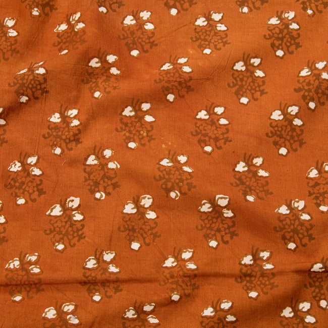 〔1m切り売り〕伝統息づく南インドから　昔ながらの木版染め小花柄布〔113cm〕 - 樺色の写真1枚目です。木版で丁寧にプリント。インドらしい味わいのある布地です。ウッドブロック,木版染め,ボタニカル,唐草模様,切り売り,量り売り布,アジア布 量り売り,手芸,生地