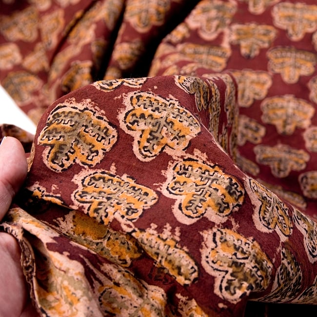 〔1m切り売り〕伝統息づく南インドから　昔ながらの木版染め葉柄布〔115cm〕 - 赤茶 5 - 拡大写真です。雰囲気ある、このムラはハンドメイドにしか出せません。