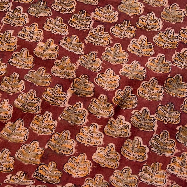 〔1m切り売り〕伝統息づく南インドから　昔ながらの木版染め葉柄布〔115cm〕 - 赤茶の写真1枚目です。木版で丁寧にプリント。インドらしい味わいのある布地です。ウッドブロック,木版染め,ボタニカル,唐草模様,切り売り,量り売り布,アジア布 量り売り,手芸,生地