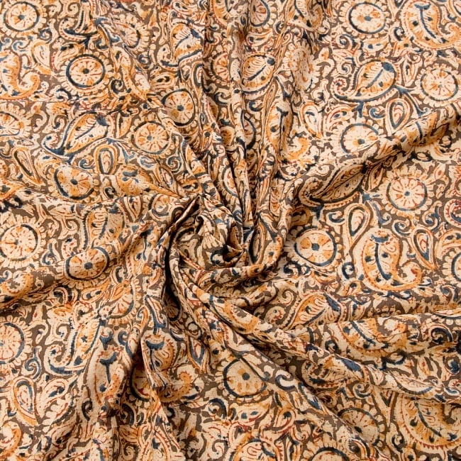 〔1m切り売り〕伝統息づく南インドから　昔ながらの木版染め更紗模様布〔110cm〕 - カーキ×青×黄 3 - 陰影によっても表情が変わります