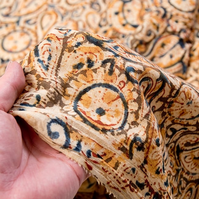 〔1m切り売り〕伝統息づく南インドから　昔ながらの木版染め更紗模様布〔110cm〕 - カーキ×青×黄 5 - 拡大写真です。雰囲気ある、このムラはハンドメイドにしか出せません。
