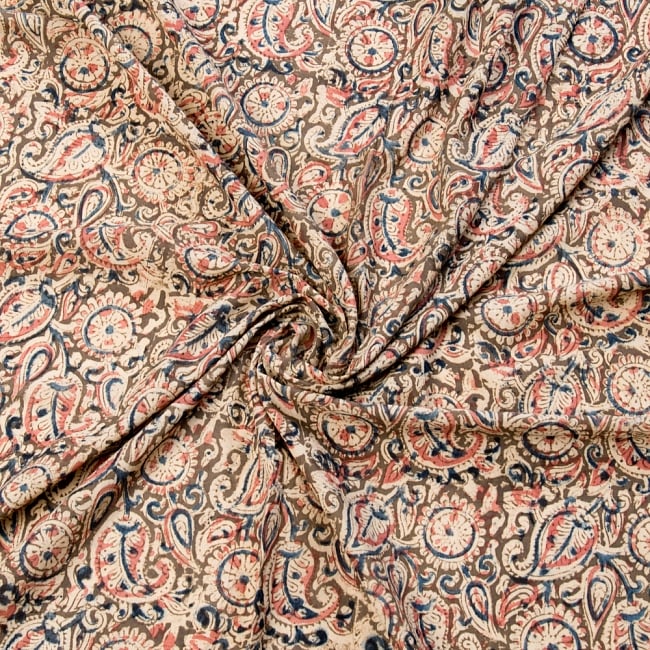 〔1m切り売り〕伝統息づく南インドから　昔ながらの木版染め更紗模様布〔113cm〕 - カーキ×赤×青 3 - 陰影によっても表情が変わります