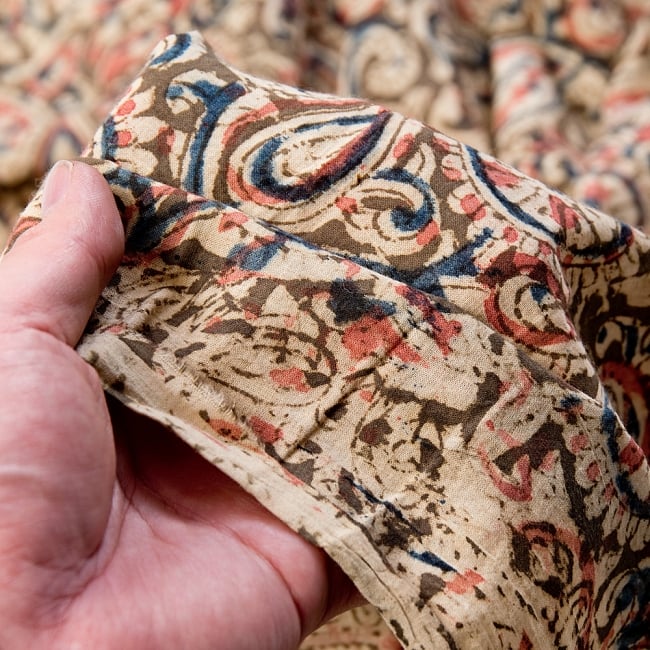 〔1m切り売り〕伝統息づく南インドから　昔ながらの木版染め更紗模様布〔113cm〕 - カーキ×赤×青 5 - 拡大写真です。雰囲気ある、このムラはハンドメイドにしか出せません。