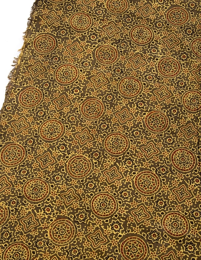 〔1m切り売り〕伝統息づく南インドから　昔ながらの木版染めアジュラックデザインの伝統模様布〔114cm〕 - カーキ 2 - とても素敵な雰囲気です