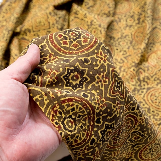 〔1m切り売り〕伝統息づく南インドから　昔ながらの木版染めアジュラックデザインの伝統模様布〔114cm〕 - カーキ 5 - 拡大写真です。雰囲気ある、このムラはハンドメイドにしか出せません。