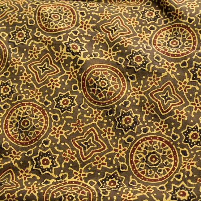 〔1m切り売り〕伝統息づく南インドから　昔ながらの木版染めアジュラックデザインの伝統模様布〔114cm〕 - カーキの写真1枚目です。木版で丁寧にプリント。インドらしい味わいのある布地です。ウッドブロック,木版染め,ボタニカル,唐草模様,切り売り,量り売り布,アジア布 量り売り,手芸,生地