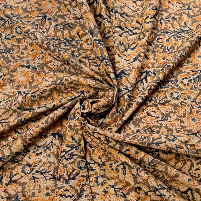 〔1m切り売り〕伝統息づく南インドから　昔ながらの木版染め更紗模様布〔112cm〕 - カーキ×青×黄 3 - 陰影によっても表情が変わります