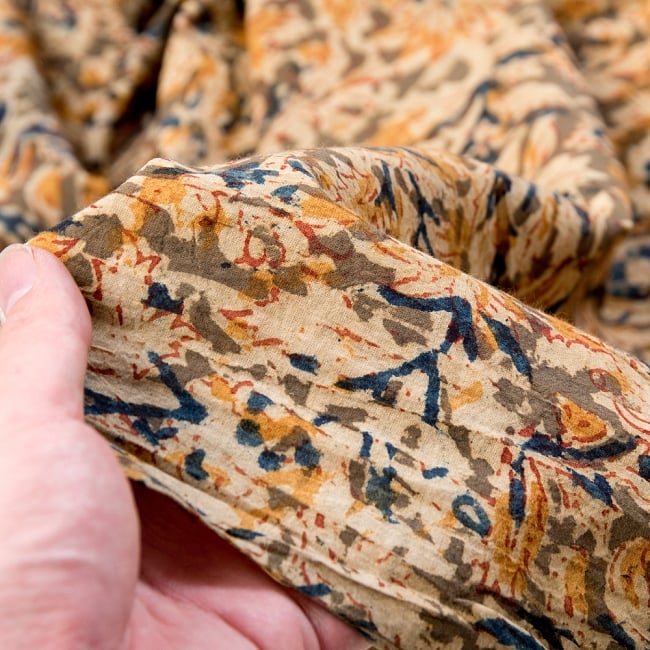 〔1m切り売り〕伝統息づく南インドから　昔ながらの木版染め更紗模様布〔112cm〕 - カーキ×青×黄 5 - 拡大写真です。雰囲気ある、このムラはハンドメイドにしか出せません。