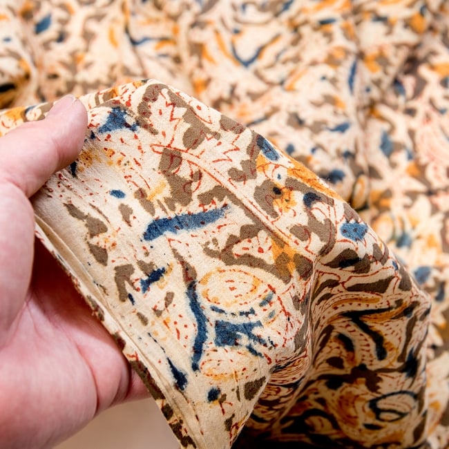 〔1m切り売り〕伝統息づく南インドから　昔ながらの木版染め更紗模様布〔113cm〕 - カーキ×青×黄 5 - 拡大写真です。雰囲気ある、このムラはハンドメイドにしか出せません。
