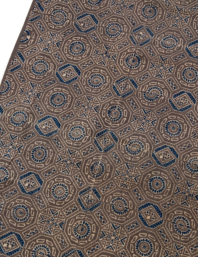 〔1m切り売り〕伝統息づく南インドから　昔ながらの木版染めアジュラックデザインの伝統模様布〔115cm〕 - グレー 2 - とても素敵な雰囲気です