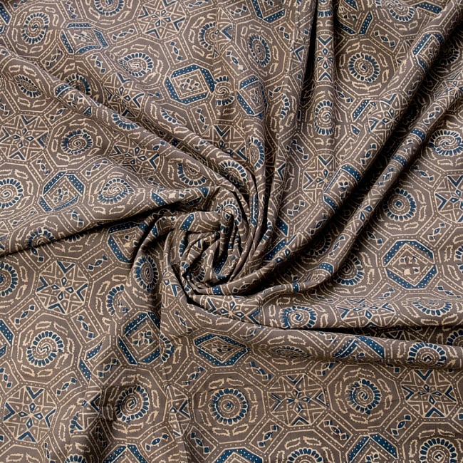 〔1m切り売り〕伝統息づく南インドから　昔ながらの木版染めアジュラックデザインの伝統模様布〔115cm〕 - グレー 3 - 陰影によっても表情が変わります
