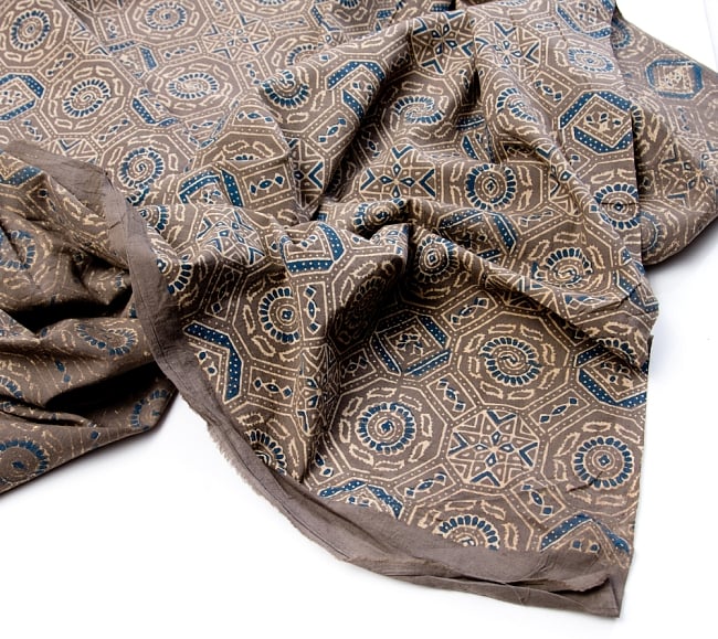 〔1m切り売り〕伝統息づく南インドから　昔ながらの木版染めアジュラックデザインの伝統模様布〔115cm〕 - グレー 4 - 縁の写真です