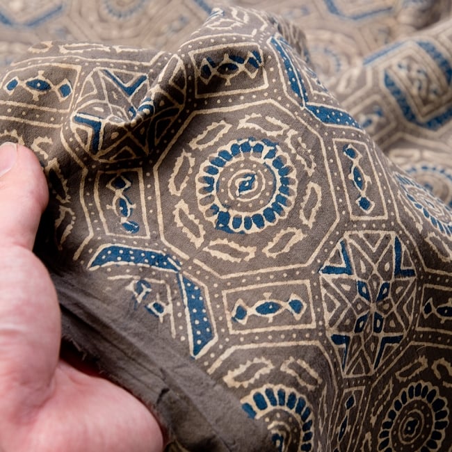 〔1m切り売り〕伝統息づく南インドから　昔ながらの木版染めアジュラックデザインの伝統模様布〔115cm〕 - グレー 5 - 拡大写真です。雰囲気ある、このムラはハンドメイドにしか出せません。