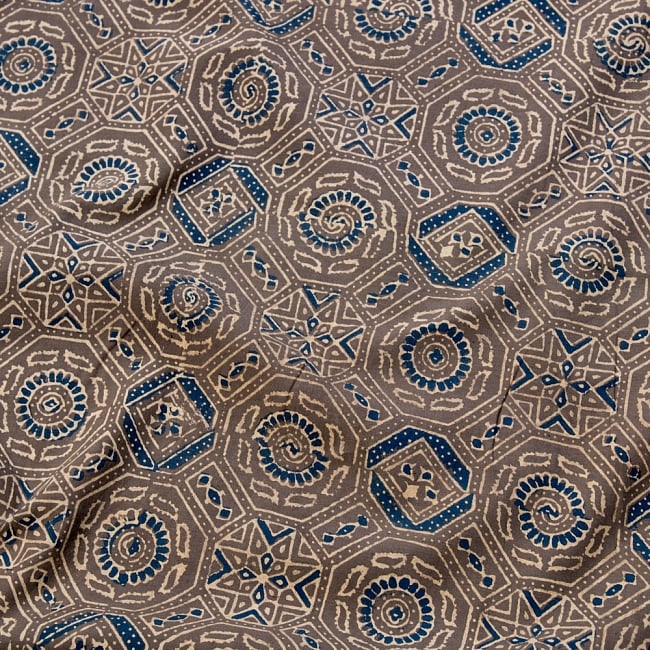 〔1m切り売り〕伝統息づく南インドから　昔ながらの木版染めアジュラックデザインの伝統模様布〔115cm〕 - グレーの写真1枚目です。木版で丁寧にプリント。インドらしい味わいのある布地です。ウッドブロック,木版染め,ボタニカル,唐草模様,切り売り,量り売り布,アジア布 量り売り,手芸,生地